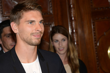 Ron-Robert Zieler beim Eintrag ins Goldenen Buch, Hannover