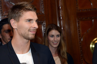 Ron-Robert Zieler beim Eintrag ins Goldenen Buch, Hannover