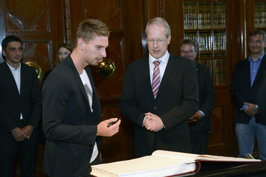Ron-Robert Zieler beim Eintrag ins Goldenen Buch, Hannover