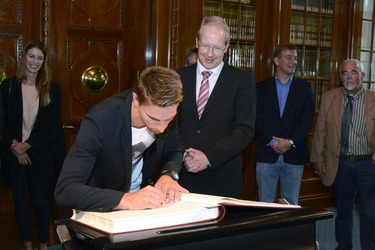 Ron-Robert Zieler beim Eintrag ins Goldenen Buch, Hannover