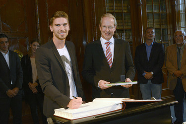 Ron-Robert Zieler beim Eintrag ins Goldenen Buch, Hannover