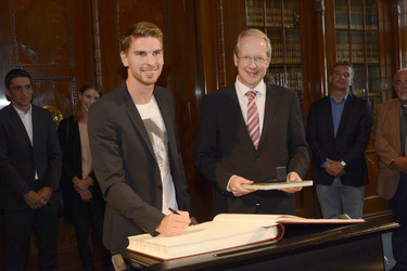 Ron-Robert Zieler beim Eintrag ins Goldenen Buch, Hannover