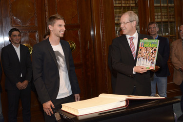 Ron-Robert Zieler beim Eintrag ins Goldenen Buch, Hannover