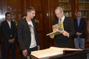 Ron-Robert Zieler beim Eintrag ins Goldenen Buch, Hannover