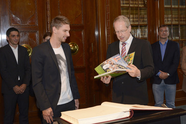 Ron-Robert Zieler beim Eintrag ins Goldenen Buch, Hannover