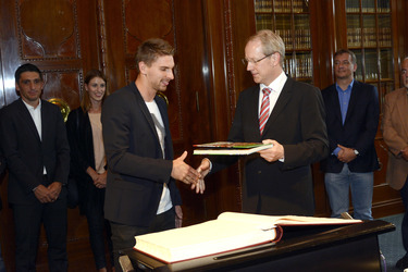 Ron-Robert Zieler beim Eintrag ins Goldenen Buch, Hannover