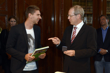 Ron-Robert Zieler beim Eintrag ins Goldenen Buch, Hannover
