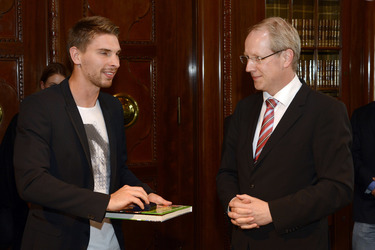 Ron-Robert Zieler beim Eintrag ins Goldenen Buch, Hannover