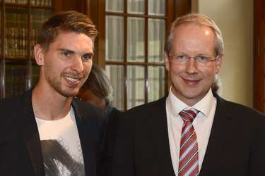 Ron-Robert Zieler beim Eintrag ins Goldenen Buch, Hannover