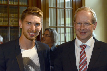 Ron-Robert Zieler beim Eintrag ins Goldenen Buch, Hannover