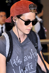 Kristen Stewart Leaves Japan