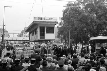 Abriss des alliierten Grenzkontrollpunktes Checkpoint Charlie