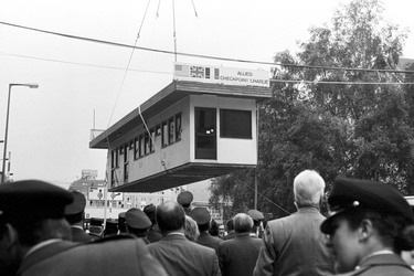 Abriss des alliierten Grenzkontrollpunktes Checkpoint Charlie