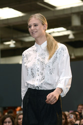 Autogrammstunde mit Larissa Marolt auf der Infa, Hannover