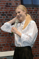 Autogrammstunde mit Larissa Marolt auf der Infa, Hannover