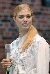 Autogrammstunde mit Larissa Marolt auf der Infa, Hannover