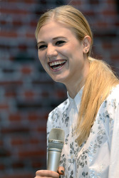 Autogrammstunde mit Larissa Marolt auf der Infa, Hannover