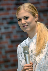 Autogrammstunde mit Larissa Marolt auf der Infa, Hannover