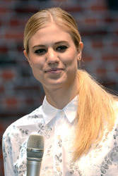 Autogrammstunde mit Larissa Marolt auf der Infa, Hannover