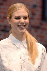 Autogrammstunde mit Larissa Marolt auf der Infa, Hannover