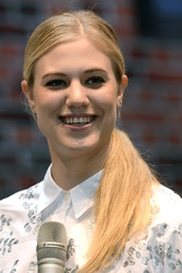 Autogrammstunde mit Larissa Marolt auf der Infa, Hannover