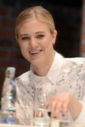 Autogrammstunde mit Larissa Marolt auf der Infa, Hannover