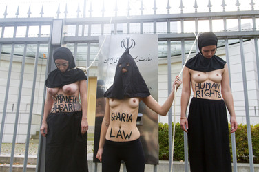 Femen Protest vor der Iranischen Botschaft, Berlin