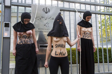 Femen Protest vor der Iranischen Botschaft, Berlin