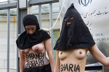 Femen Protest vor der Iranischen Botschaft, Berlin