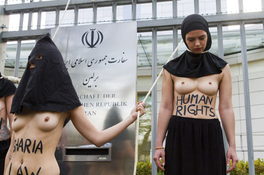 Femen Protest vor der Iranischen Botschaft, Berlin