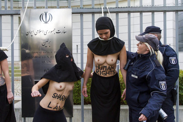 Femen Protest vor der Iranischen Botschaft, Berlin