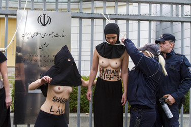 Femen Protest vor der Iranischen Botschaft, Berlin