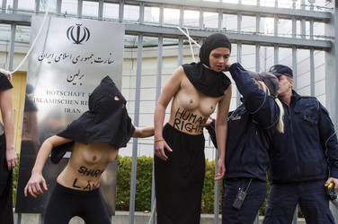 Femen Protest vor der Iranischen Botschaft, Berlin