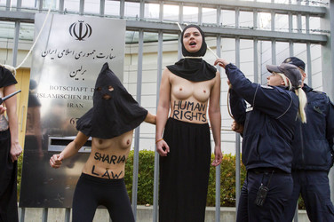 Femen Protest vor der Iranischen Botschaft, Berlin