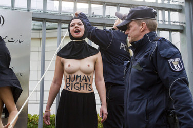 Femen Protest vor der Iranischen Botschaft, Berlin