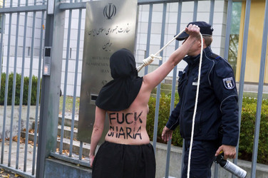 Femen Protest vor der Iranischen Botschaft, Berlin