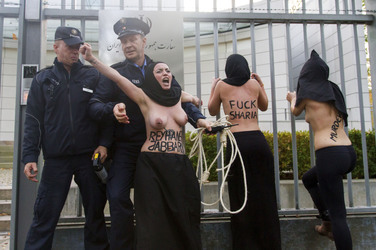 Femen Protest vor der Iranischen Botschaft, Berlin