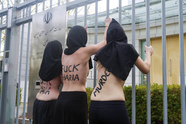 Femen Protest vor der Iranischen Botschaft, Berlin