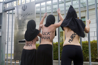 Femen Protest vor der Iranischen Botschaft, Berlin