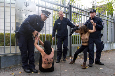 Femen Protest vor der Iranischen Botschaft, Berlin
