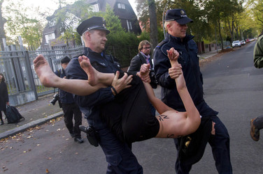 Femen Protest vor der Iranischen Botschaft, Berlin