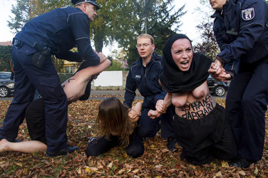 Femen Protest vor der Iranischen Botschaft, Berlin