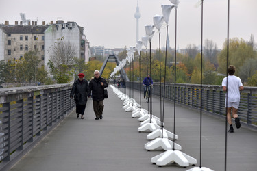 Aufbau der Installation 'Lichtgrenze', Berlin
