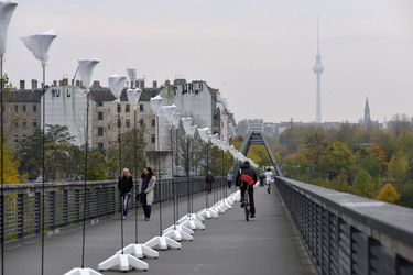 Aufbau der Installation 'Lichtgrenze', Berlin
