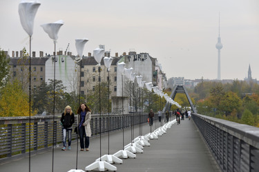 Aufbau der Installation 'Lichtgrenze', Berlin