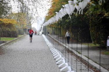 Aufbau der Installation 'Lichtgrenze', Berlin