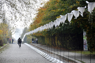 Aufbau der Installation 'Lichtgrenze', Berlin