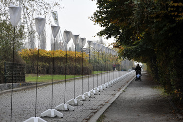 Aufbau der Installation 'Lichtgrenze', Berlin