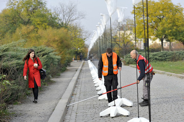 Aufbau der Installation 'Lichtgrenze', Berlin