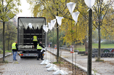 Aufbau der Installation 'Lichtgrenze', Berlin